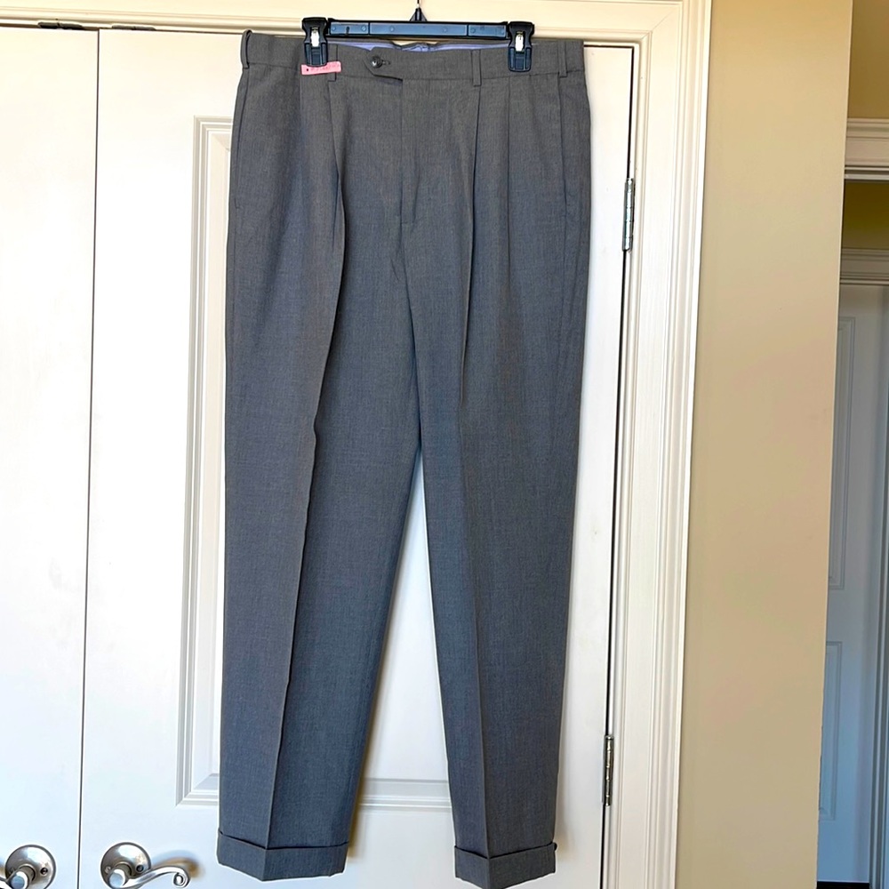 Roundtree & Yorke Easy Care pant, pleats & cuffs, pockets, 34x32 gray